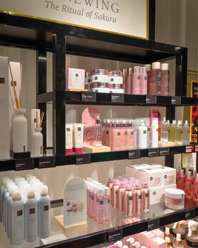 February Must-Haves ✨
 
Was gerade richtig gut ankommt? Wir haben in unseren Stores nachgefragt und die aktuellen Bestseller für euch gesammelt. 💛
 
Von beliebten Finds bei @mumuso.germany und entspannenden Favoriten von @ritualscosmetics, über die perfekte Sportaustattung von @tchibo, bis hin zu Fitness-Essentials bei @biotechusagropiuspassagen und Feinkost-Lieblingen von @oilvinegarofficial. 🛍️
 
Diese Produkte werden nicht ohne Grund gefeiert.
 
#Bestseller #FebruaryFavorites #GropiusPassagen