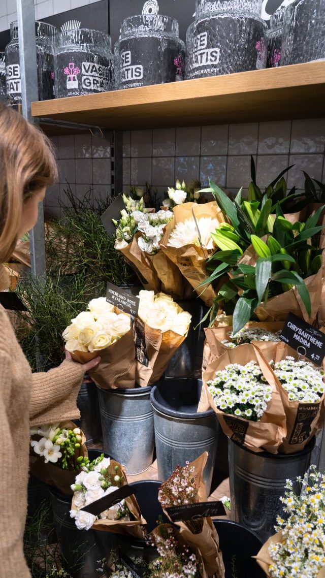 Last minute 💐💘
 
Für alle, die noch schnell ein Valentins-Geschenk brauchen: Blumen gehen einfach immer. 🌹✨
 
Frisch, schön und direkt zum Mitnehmen bei @blume2000 – perfekt, um morgen Herzen höher schlagen zu lassen.
 
#Valentinstag #Blumenliebe #GropiusPassagen