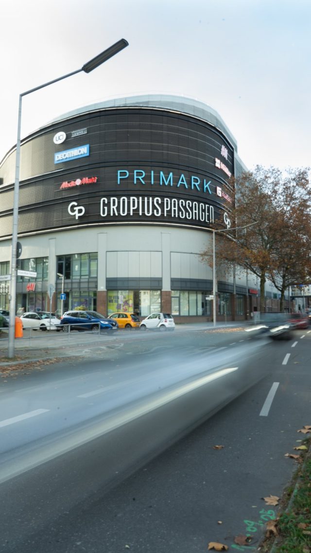 So viel Platz, so viele Stores, so viele Möglichkeiten 🤍
 
Von Fashion über Food bis hin zu Lifestyle, Beauty & Family-Time – bei uns wird aus Shopping ein echtes Erlebnis. 🛍️
 
Groß. Vielfältig. Gropius Passagen.
 
#POVShopping #GropiusPassagen #ShoppingBerlin